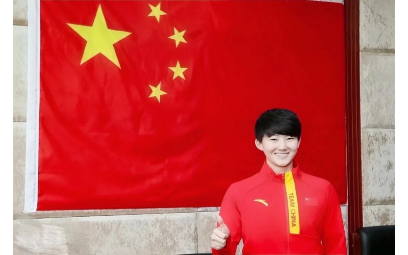 来了，世界冠军宫乃莹！
